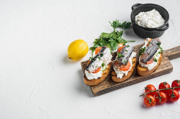 Sandwich aux sardines avec du poisson fumé sur fond de table en pierre blanche avec espace de copie pour le texte