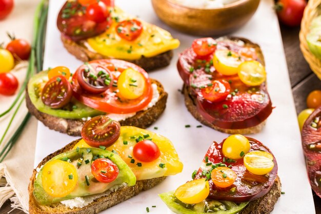 Sandwich aux tomates fait avec des tomates anciennes biologiques.