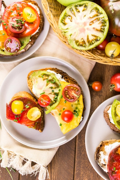 Sandwich aux tomates fait avec des tomates anciennes biologiques.