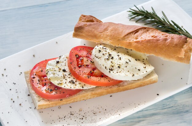 Sandwich aux tomates fraîches tranchées et mozzarella