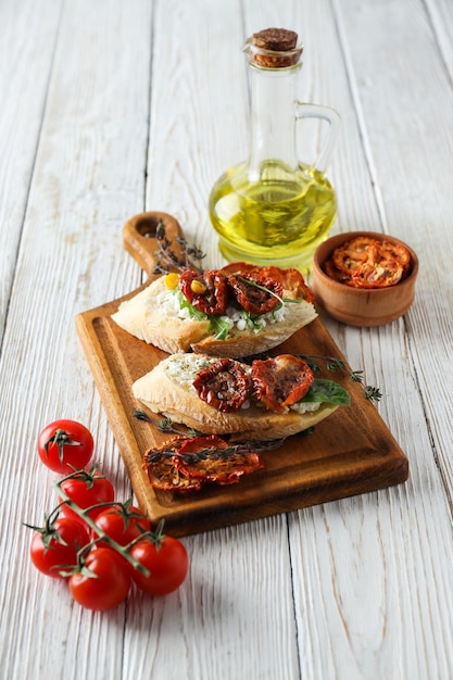 Sandwich aux tomates séchées au soleil - concept de collation savoureuse