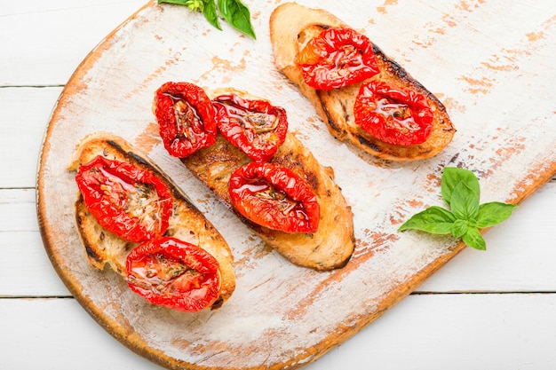 Sandwich aux tomates séchées et aux herbes.Bruschetta italienne