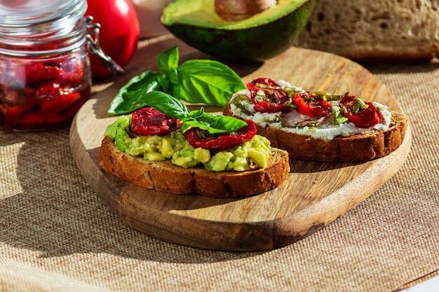 Sandwich aux tomates séchées, avocat, basilic, fromage blanc sur croûtons.