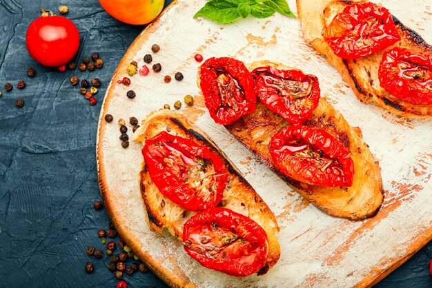 Sandwich aux tomates séchées.Bruschetta italienne.Délicieuses tomates séchées