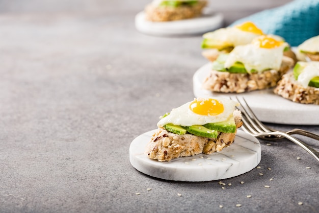 Sandwich à l'avocat et aux œufs au plat