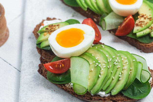 Un sandwich à l'avocat, à l'avocat et à l'œuf sur une table.