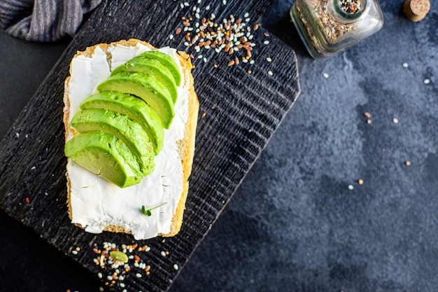 Sandwich à l'avocat, délicieux petit-déjeuner végétarien ou végétalien