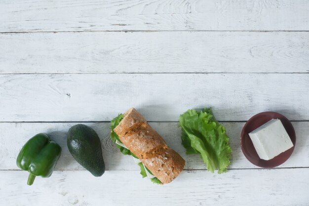 Sandwich à l'avocat et fromage Feta