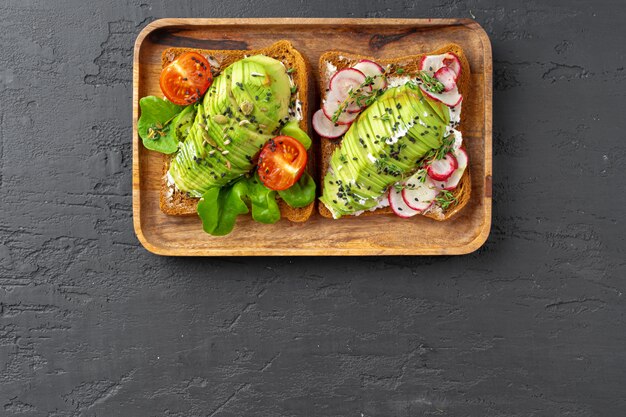 Sandwich à l'avocat grillé pour le petit déjeuner, vue de dessus