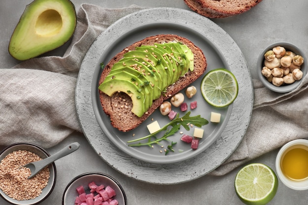 Sandwich à l'avocat avec des ingrédients autour