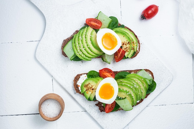 Un sandwich à l'avocat et à l'œuf dessus