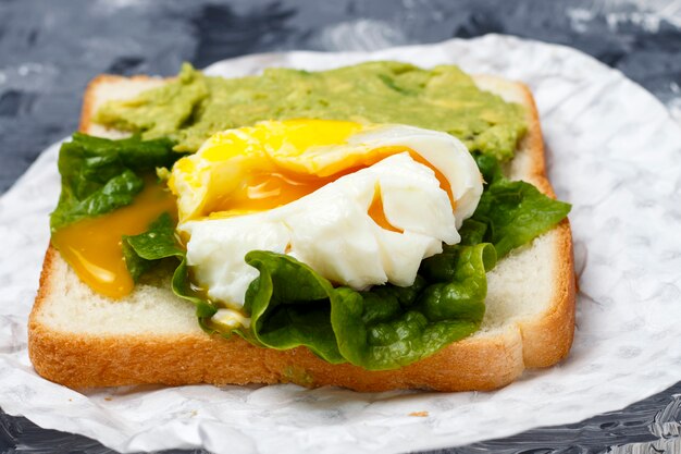 Sandwich avec avocat et oeuf