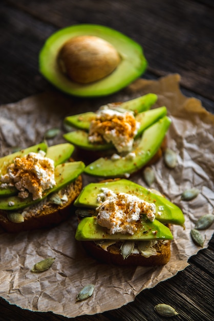 Sandwich à l'avocat sur pain de seigle