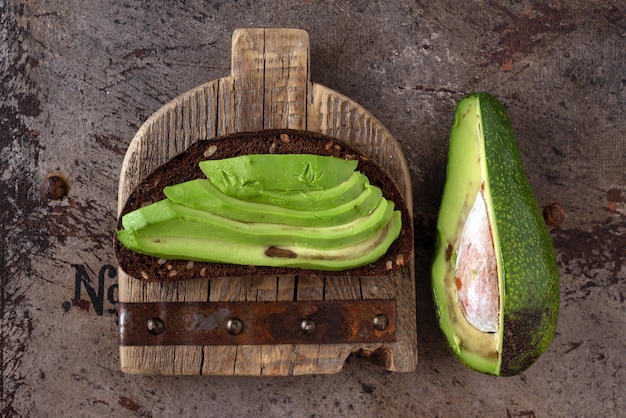 Sandwich à l'avocat sur planche de bois fond de fer vintage