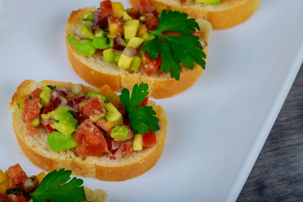 Sandwich à l&#39;avocat et le saumon sur un oignons verts et du pain et des tomates.