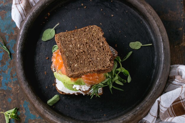 Sandwich à l&#39;avocat, saumon et ricotta