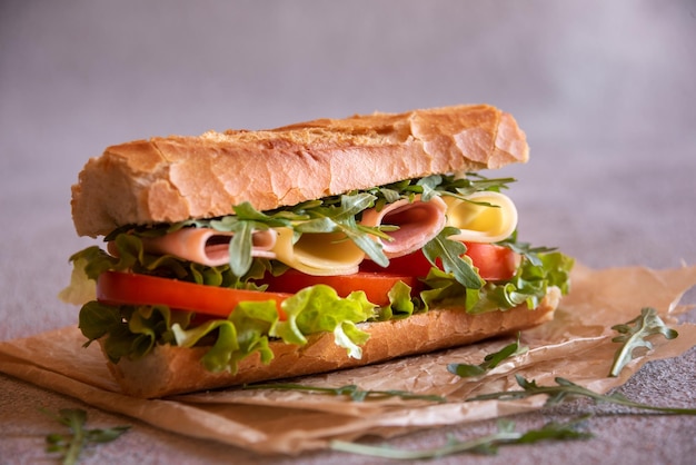 Sandwich baguette au fromage jambon tomates et légumes