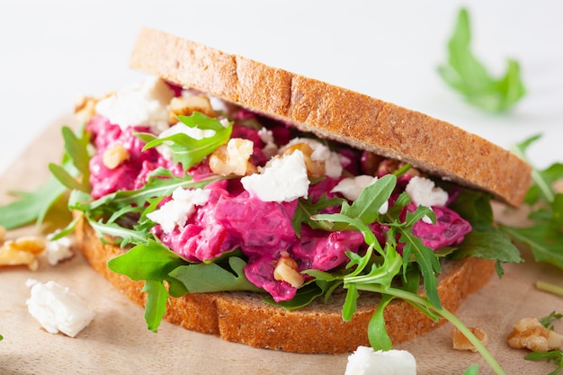 Sandwich à la betterave et au fromage feta avec noix et roquette