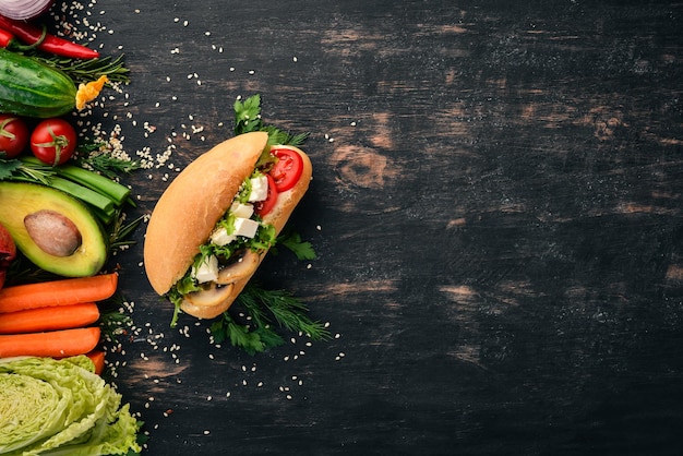 Sandwich burger avec champignons au fromage feta et feuilles de laitue Sur un fond en bois Vue de dessus Espace de copie