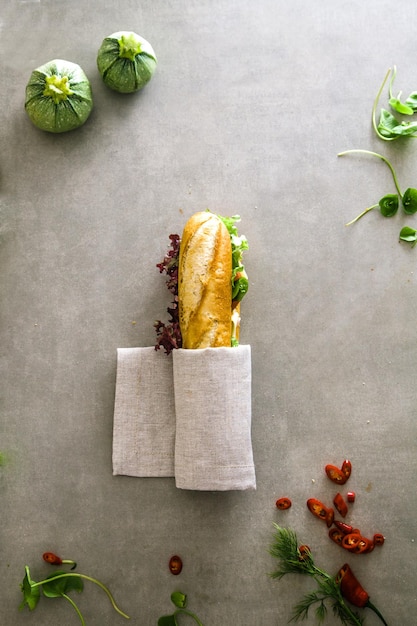 Sandwich de charcuterie aux légumes