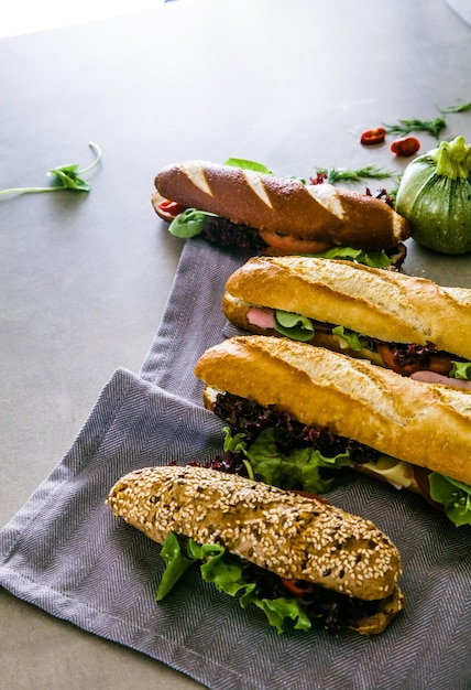 Sandwich de charcuterie aux légumes