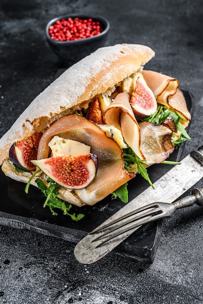 Sandwich ciabatta avec roquette, figue, prosciutto et fromage bleu