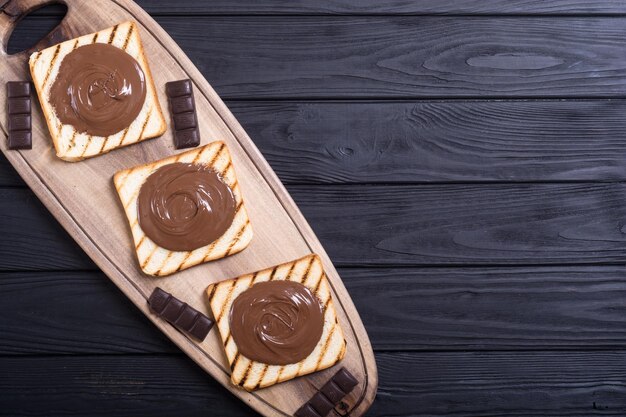 Photo sandwich à la crème de nougat avec du chocolat