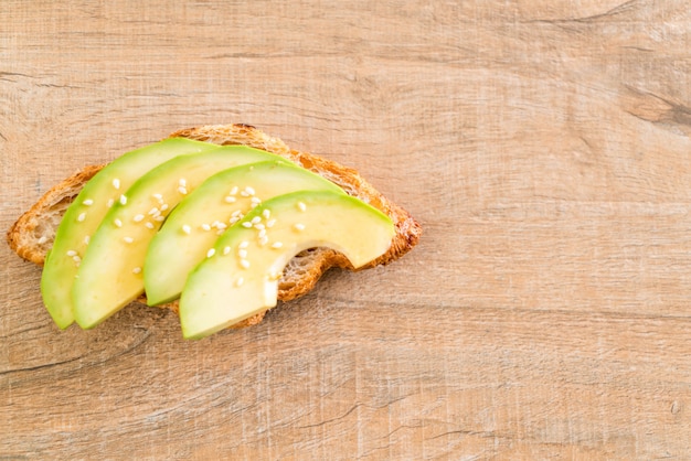 sandwich croissant à l&#39;avocat