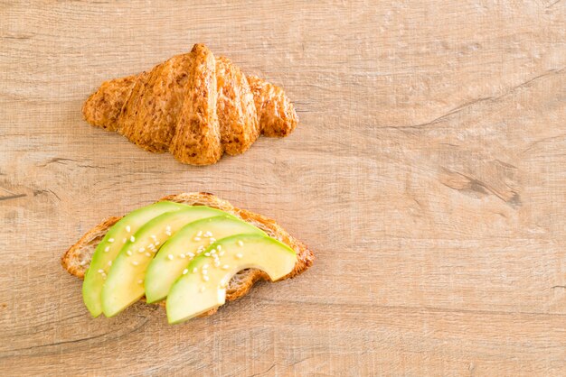 sandwich croissant à l&#39;avocat