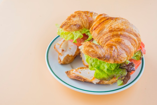 Sandwich de croissant de laitue, tomate et dinde fumée