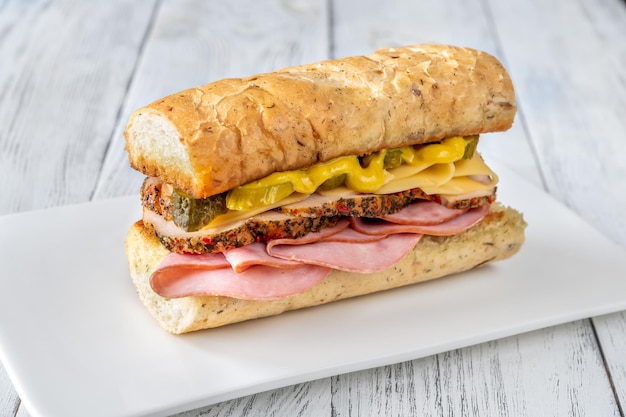 Sandwich cubain sur l'assiette de service