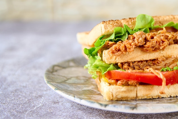 sandwich délicieux et frais sur une surface en ardoise