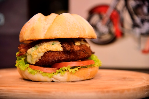 Sandwich sur le dessus de la table avec peinture moto dans le dos