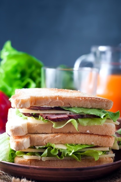 Sandwich fait maison avec une salade