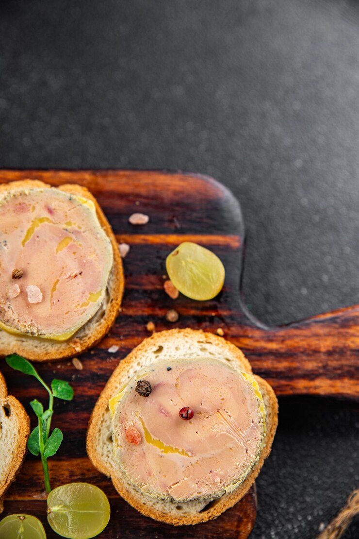 Photo sandwich de foie gras de foie frais d'oie ou de canard apéritif repas nourriture collation sur la table copie nourriture spatiale