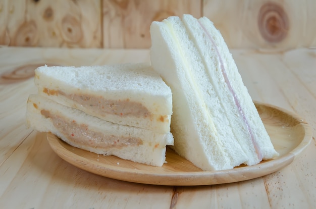 sandwich sur fond de bois