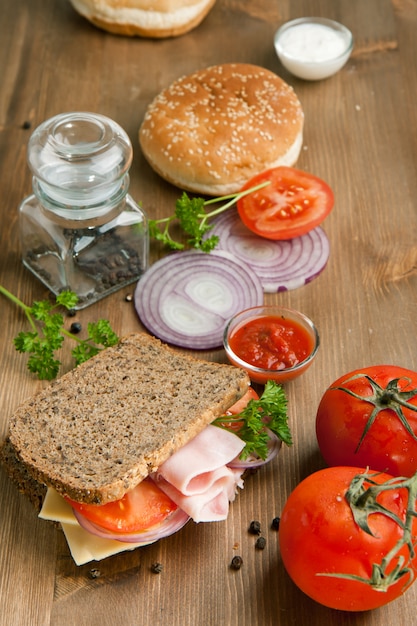 Sandwich frais au jambon et tomate