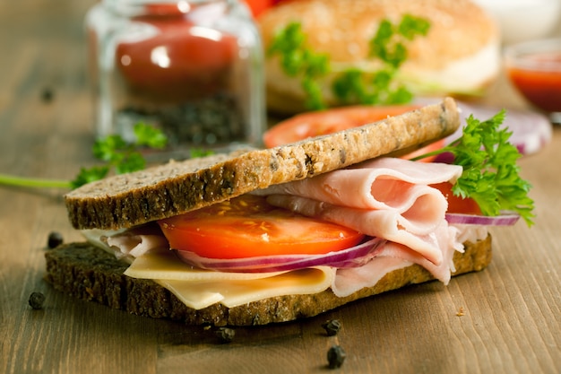 Sandwich frais au jambon et tomate