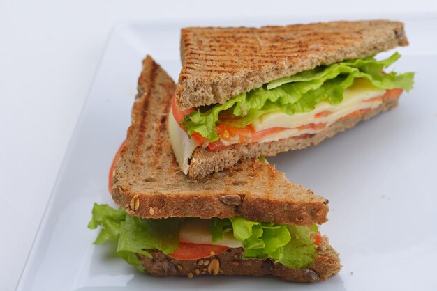 Sandwich frais gros plan avec des légumes et de la viande de poisson isolé sur fond blanc