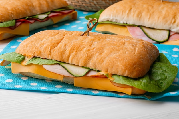 Photo un sandwich frais avec des saucisses et de la laitue sur la table