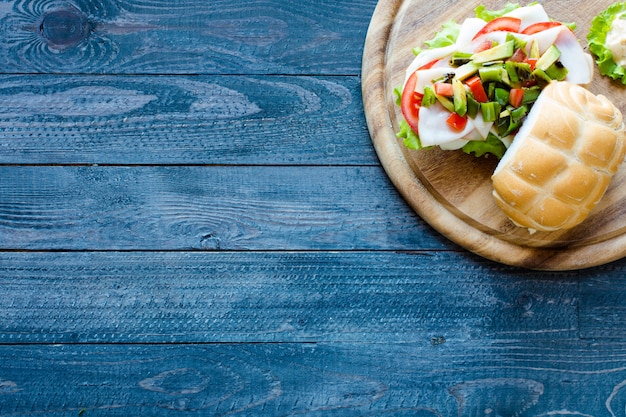 Sandwich frais et savoureux au jambon et légumes