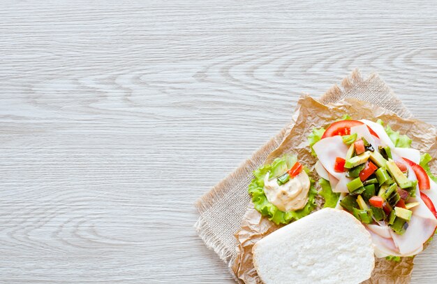 Sandwich frais et savoureux au jambon et légumes