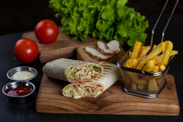 Un sandwich et des frites sur une planche de bois