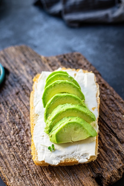 Sandwich grillé à l'avocat collation végétarienne frite