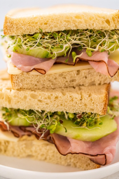 Sandwich jambon-concombre-germes