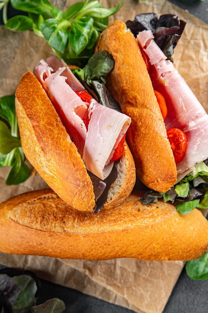 Photo sandwich jambon tomate laitue verte alimentation saine cuisine apéritif repas nourriture collation sur la table