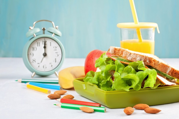 Sandwich, jus de pomme et d&#39;orange frais et sains pour le déjeuner des étudiants