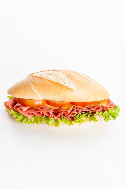 Sandwich à la mortadelle, sur fond blanc