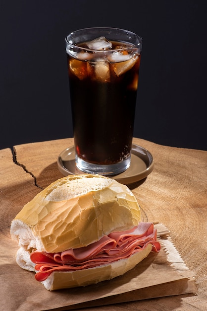 Sandwich à la mortadelle sur une table en bois