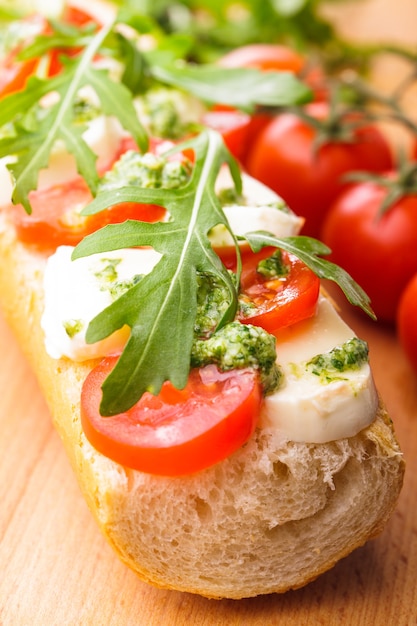 Sandwich avec mozzarella, tomate, roquette et pesto